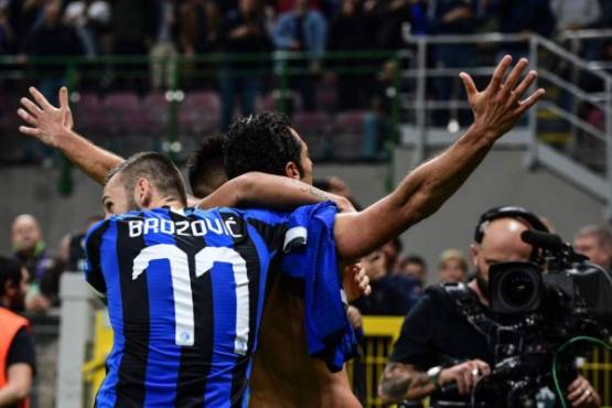 Inter Milan's Italian forward Antonio Candreva celebrates after scoring during the UEFA Champions League Group F football match Inter Milan vs Borussia Dortmund on October 23, 2019 at the San Siro stadium in Milan. (Photo by Miguel MEDINA / AFP)