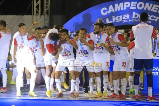 En una celebración hubo doble beso; a José Mario Pinto y Michaell Chirinos.