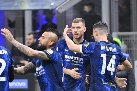 El Inter sigue liderando en Italia, pero el AC Milan sigue en la pelea.