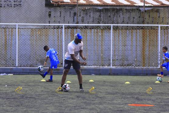 David Suazo responde si aceptaría dirigir al Olimpia y reveló el defensa con el que más sufrió en Europa