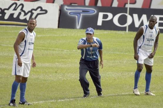 Entrenamiento de la seleccion nacional de honduras 2007, victor bernardez defensa, Alexis Mendoza Asistente Tecnico y maynor figueroa.