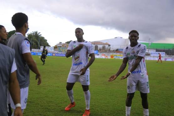 Héctor Aranda celebra su anotación ante Real España en la Liga Nacional de Honduras.