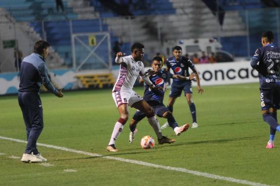 ¡Empate agónico! Motagua es rescatado por doblete de Auzmendi, pero deja al Saprissa con ventaja en el repechaje