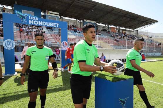Allan Ordóñez (izquierda) es el cuarto árbitro al que Pedro Troglio quiere encarar en la Comisión de Disciplina. FOTO: Esaú Ocampo.