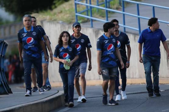 Motagua de igual forma tendrá el apoyo fiel de sus seguidores. Hay bastante afición fuera del estadio Nacional. FOTOS: Alex Pérez/David Romero