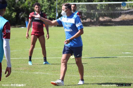 El técnico de Motagua, Hernán “La Tota” Medina, no se quita su cubre bocas en la sesión de entrenamiento.