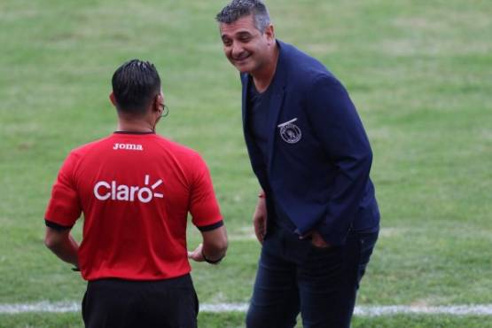 Diego MartÃ­n VÃ¡squez Castro, mayormente conocido por su apodo de La Barbie, es un ex futbolista y actual entrenador argentino. Actualmente dirige al Motagua- Motagua se corona bicampeÃ³n de Honduras y ya suma 17 tÃ­tulos - Pelea Cuerpo tecnico y dirigentes del olimpia agreden a Diego Vasquez- Diego VÃ¡zquez arma zafarrancho porque no le dejaban entrar a su familia- Golpes entre Diego VÃ¡zquez y Osman Madrid
