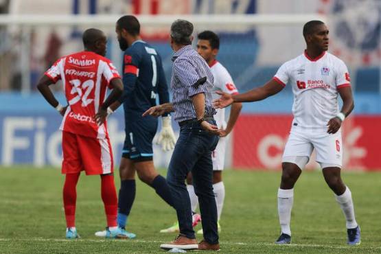 Pablo Lavallén no estaba de acuerdo con la roja que le sacaron a Maylor Núñez ante el Vida y se calentó con el árbitro.