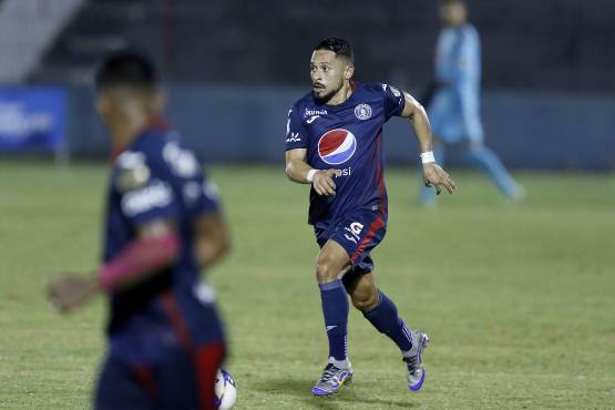Omar Elvir disputando uno de sus partidos con los azules en el Clausura-2022.