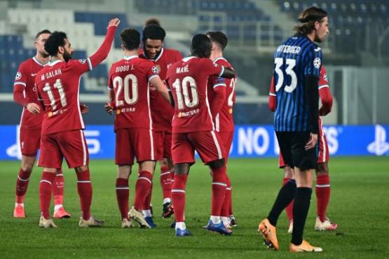 Liverpool's Portuguese striker Diogo Jota (C) is congratulated by Liverpool's Egyptian midfielder Mohamed Salah (L) after scoring a goal during the UEFA Champions league football match Atalanta Bergamo vs Liverpool, on November 3, 2020 at the Atalanta stadium in Bergamo. (Photo by MIGUEL MEDINA / AFP)