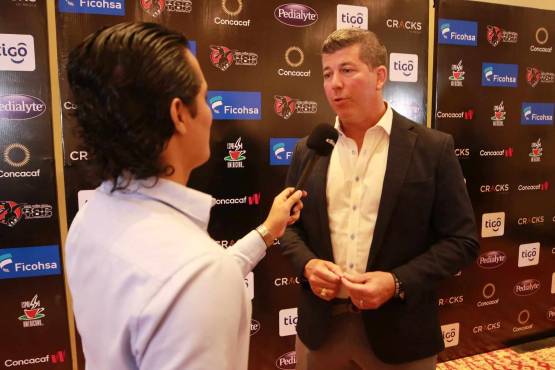 El periodista de DIEZ, Víctor Bustillo, en charla con Fernando Palomo. FOTO DIEZ: David Romero