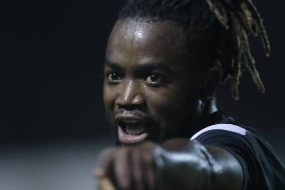 Noche redonda para un inspirado Geovany Martínez que se coloca como el primero con un hack trick en el Apertura.