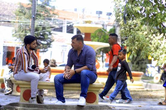 El Tato nos recibió el lunes por la mañana en el parque central de la ciudad de Siguatepeque. FOTO: NeptalÍ Romero