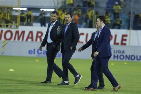 Los árbitros y el respectivo reconocimiento antes de comenzar el partido.