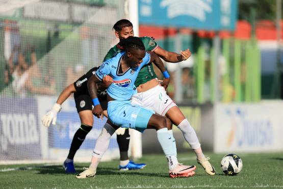 Rubilio Castillo siendo sujetado en el área por el panameño Javier Rivera.