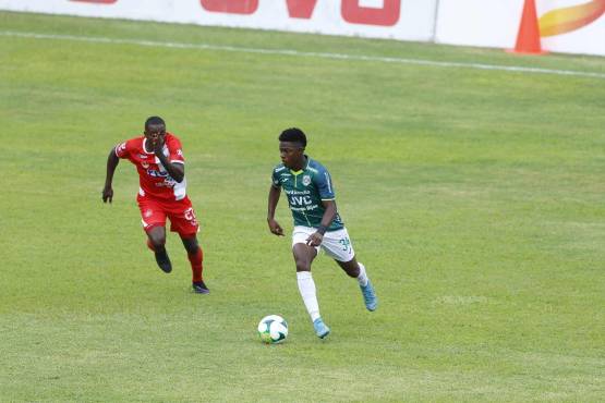 Jeffry Miranda es el volante por derecha del Marathón. FOTOS: Neptalí Romero