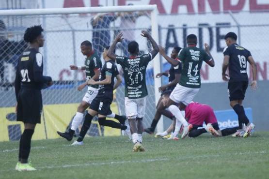 Momento de la anotación de Marathón y autogol de Cristian Sacaza. Foto: Neptalí Romero.