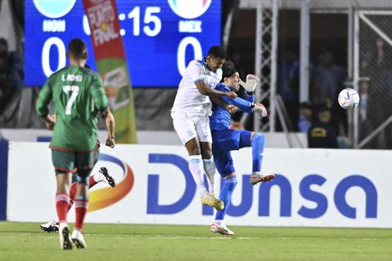 Guillermo Ochoa sufrió un duro choque con el Choco Lozano al minuto 6 que lo obligó a salir del Honduras vs México. FOTO: La Afición