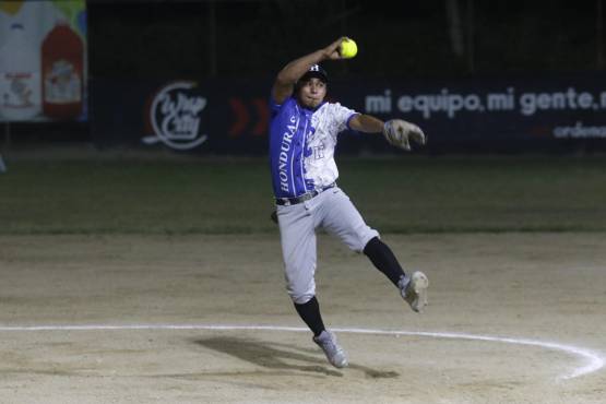 Honduras cuenta con grandes jugadores en sóftbol, así lo están demostrando en este certamen en San Pedro Sula. Foto Diez: Neptalí Romero