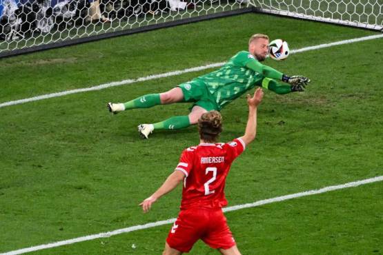 Kasper Schmeichel fue figura del Alemania - Dinamarca.