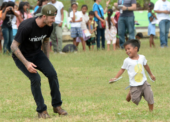 David Beckham reparte sonrisas entre los niños de Filipinas