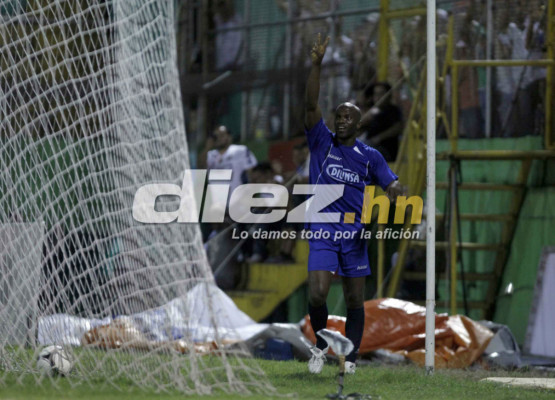 'El Rey' David se retiró del fútbol en un partido en el Morazán.