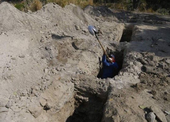 Fotos: En El Salvador cavan tumbas para posibles muertos por coronavirus