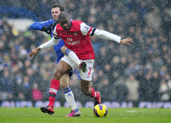 Chelsea vence 2-1 al Arsenal en un derbi londinense bajo la nieve.