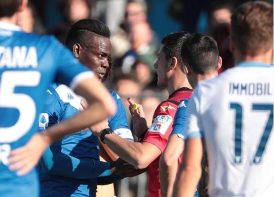 ¡Vergüenza! Mario Balotelli vuelve a recibir insultos racistas en Italia y detuvo el partido