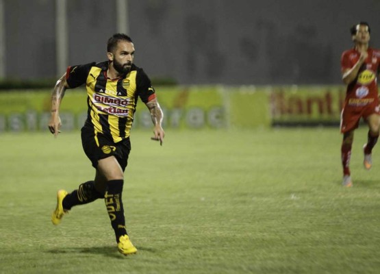 ¿Qué pasa en Real España? Llegaron como figuras y bajaron su rendimiento inexplicablemente