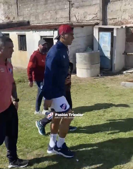 De estar en los mejores vestuarios de Europa a este: el humilde camerino que tuvo a Luis Suárez y su esposa sentada en el cemento