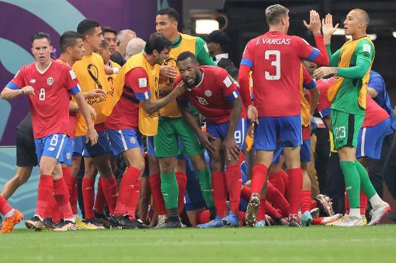Costa Rica estuvo tres minutos clasificado a los octavos de final, luego del segundo gol no pudo aguantar la ventaja.