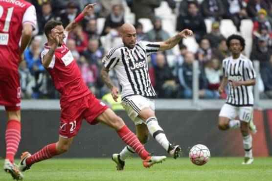 Migrants and asylum seekers awl after a demonstration at the San Ysidro crossing port asking US authorities to allow them to start their migration process in Tijuana, Baja California state, Mexico on March 23, 2021. - Migrants out of MPP program are stranded along the US-Mexico border without knowing when or how they will be able to start their migratory process with US authorities. (Photo by Guillermo Arias / AFP)