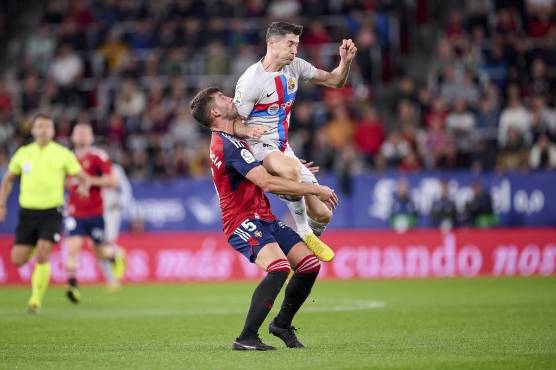 ¡Así no! El codazo de Lewandowski por el que se fue expulsado en el Osasuna vs Barcelona