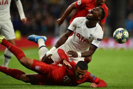 Tottenham Hotspur's Ivorian defender Serge Aurier (top) vies with Bayern Munich's Spanish midfielder Thiago Alcantara during the UEFA Champions League Group B football match between Tottenham Hotspur and Bayern Munich at the Tottenham Hotspur Stadium in north London, on October 1, 2019. (Photo by Glyn KIRK / IKIMAGES / AFP)