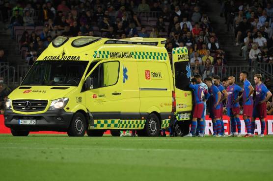 La ambulancia ingresó al terreno de juego para trasladar al jugador del Barca, hubo un silencio en todo el estadio.