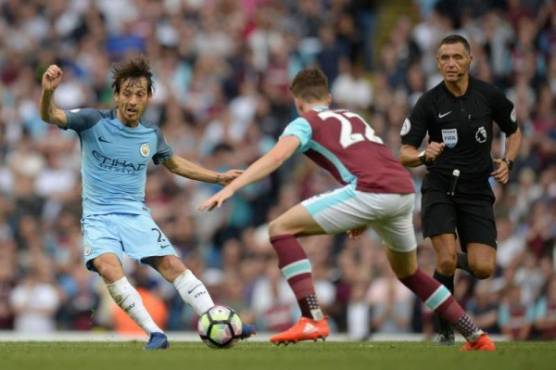 Employees from a moving company carry furniture as a soldier patrols during an eviction procedure at 'La Manuela', a former vacation estate of late drug kingpin Pablo Escobar, on El Penol reservoir, in the municipality of the same name near the town of Guatape, east of Medellin, Colombia, taken on April 11, 2019. - The Special Assets Society (SAE in Spanish), announced on April 11, 2019 that the estate's squatter, Escobar's former gardener, was finally evicted from 'La Manuela', where he had been living since the drug lord's death in 1993. The place was confiscated by the Colombian government in 2005 after a legal process involving the recovery of assets from criminals. (Photo by JOAQUIN SARMIENTO / AFP)