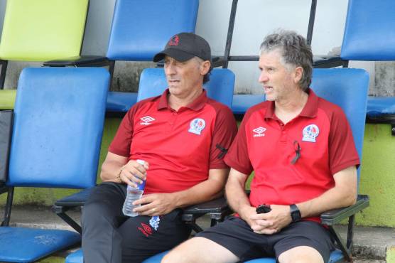 Troglio atento a las acciones.