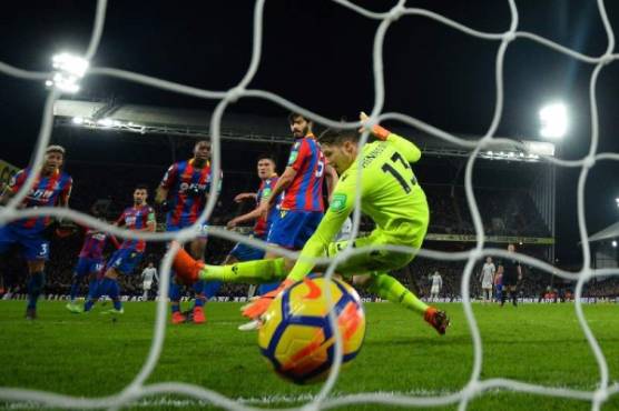 Crystal Palace's Welsh goalkeeper Wayne Hennessey fails to save a shot by Manchester United's Belgian striker Romelu Lukaku (unseen) during the English Premier League football match between Crystal Palace and Manchester United at Selhurst Park in south London on March 5, 2018. / AFP PHOTO / Glyn KIRK / RESTRICTED TO EDITORIAL USE. No use with unauthorized audio, video, data, fixture lists, club/league logos or 'live' services. Online in-match use limited to 75 images, no video emulation. No use in betting, games or single club/league/player publications. /