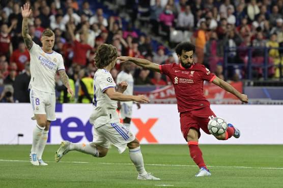 Luka Modric marcando a Mohamed Salah, quien buscaba rematar al marco de Courtois.