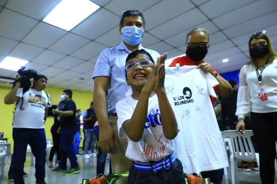 El pequeño se emocionó al hablar con los mexicanos, y hasta le aplaudieron.