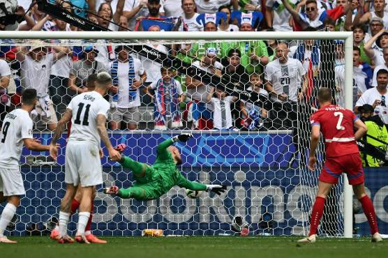 Predrag Rajkovic voló para atajar el disparo, pero su estirada no fue suficiente en la derrota de Serbia.