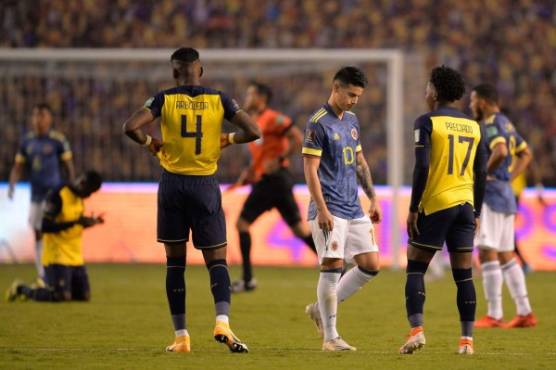 Colombia's James Rodriguez reacts at the end of the closed-door 2022 FIFA World Cup South American qualifier football match between Ecuador and Colombia at the Rodrigo Paz Delgado Stadium in Quito on November 17, 2020. (Photo by RODRIGO BUENDIA / POOL / AFP)