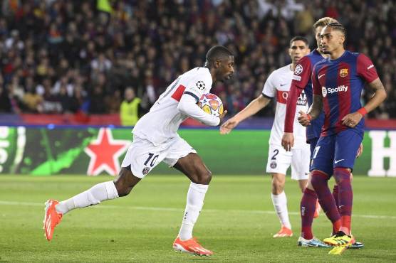 Dembélé no tuvo mucho tiempo para celebrar su gol, ya que quería seguir en busca de la remontada.