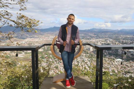 Una postalita para el recuerdo. Omar Elvir posó para el lente de Diez, a su espalda la bella ciudad de Tegucigalpa. Fotos: Marvin Salgado.