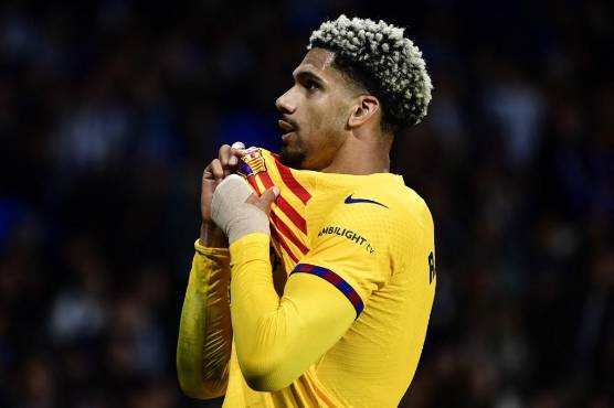 Ronald Araújo festejando su gol contra Real Sociedad. Son tres puntos de oro para el Barcelona.