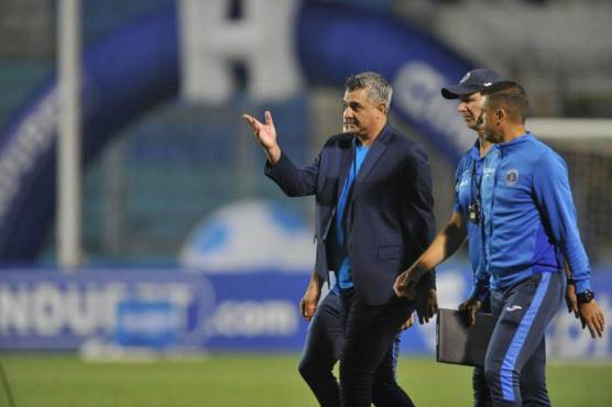 Diego Vazquez camina junto a Patricio Negreira y Júnior Izaguirre al final del partido.