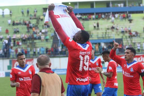 Arboleda se destapa con doblete ante Juticalpa y Olimpia le dedica el triunfo a Demetri Gordon