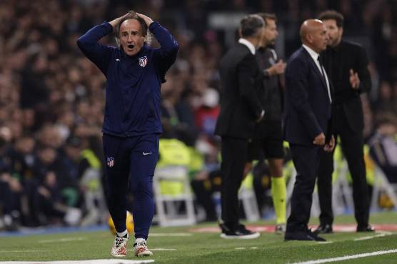 El “Profe” Ortega en ell banquilo del Atlético no podía creer que le anularan la anotación al Atlético.