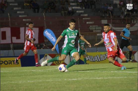 Con el Platense jugó 15 partidos y marcó dos goles, sus únicos en Liga Nacional.